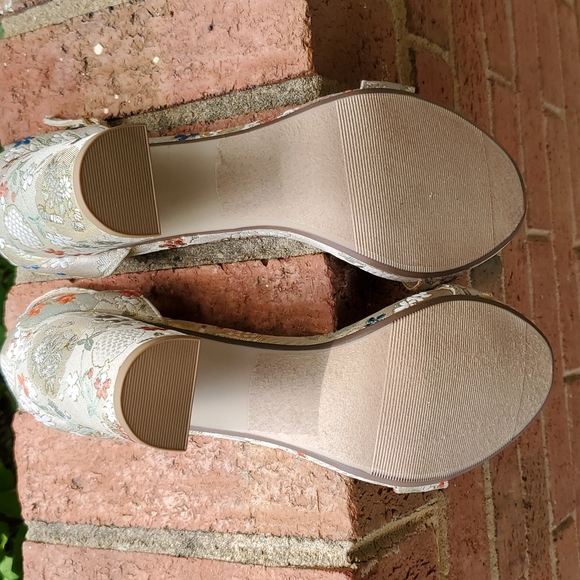 Fabric covered block heel sandals - Picture 7 of 10